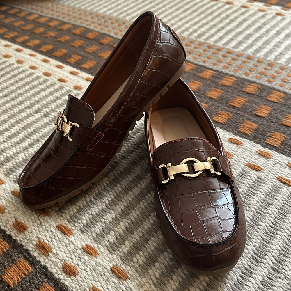 Charming dark brown loafers Like new size 9 wide Gold embellishment flats